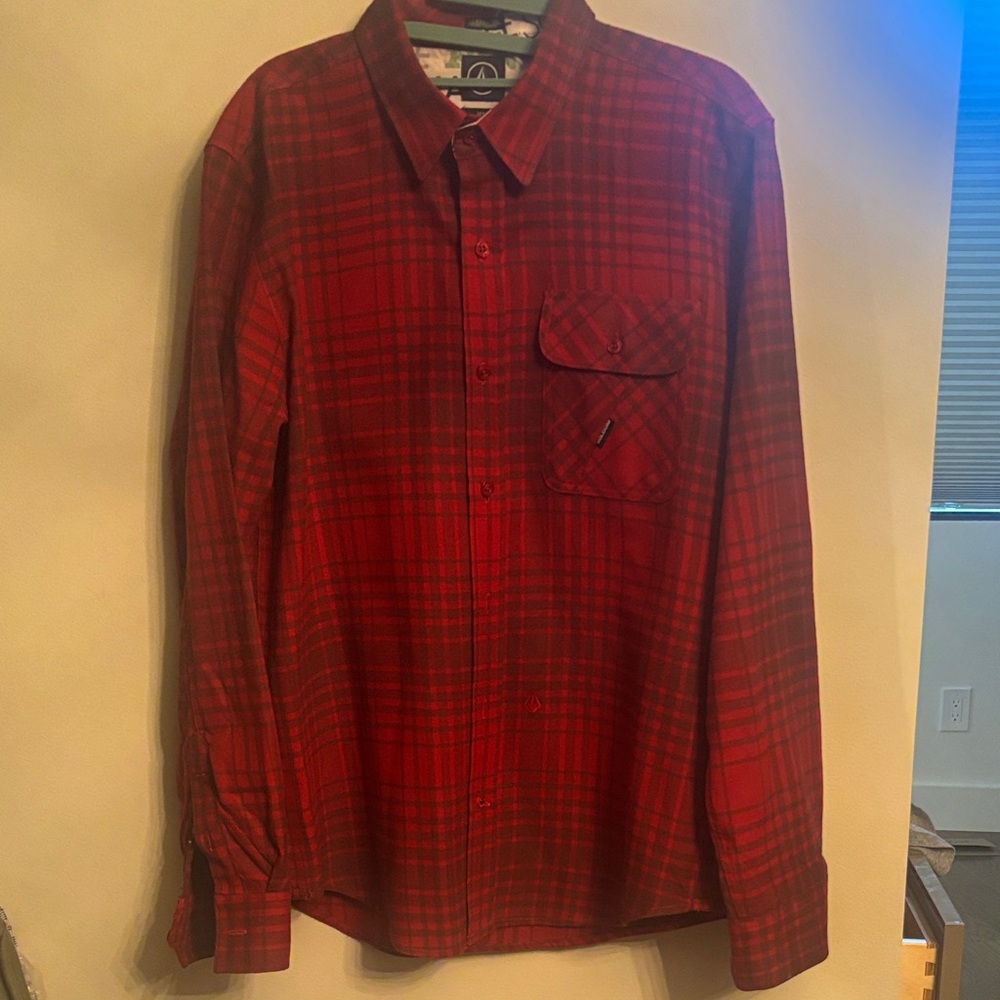 Volcom Men's Red Plaid mid-weight Flannel Button Down Shirt
